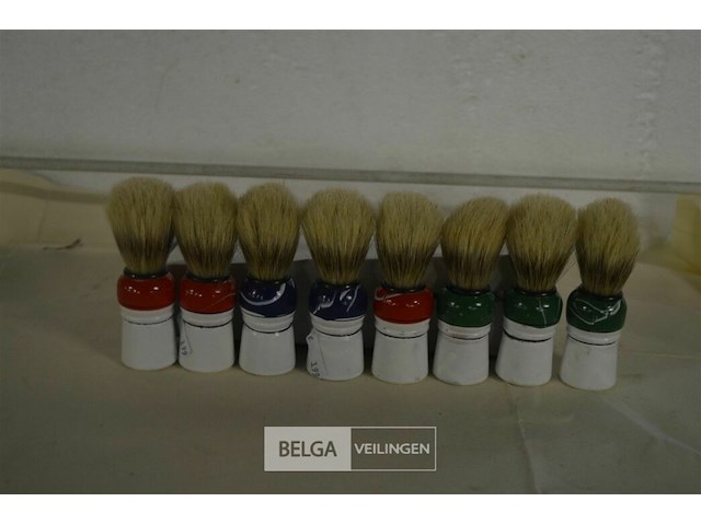 ±14 gekleurde scheerkwasten - afbeelding 1 van  2