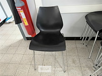 ± 14 houten stoelen - afbeelding 2 van  2
