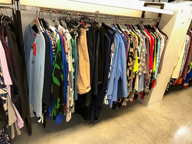 145 damesbloues, truien, vesten en broeken - afbeelding 1 van  9