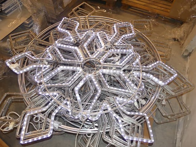 15 lichtversieringen (grote hangende sneeuwvlokken) - afbeelding 4 van  5