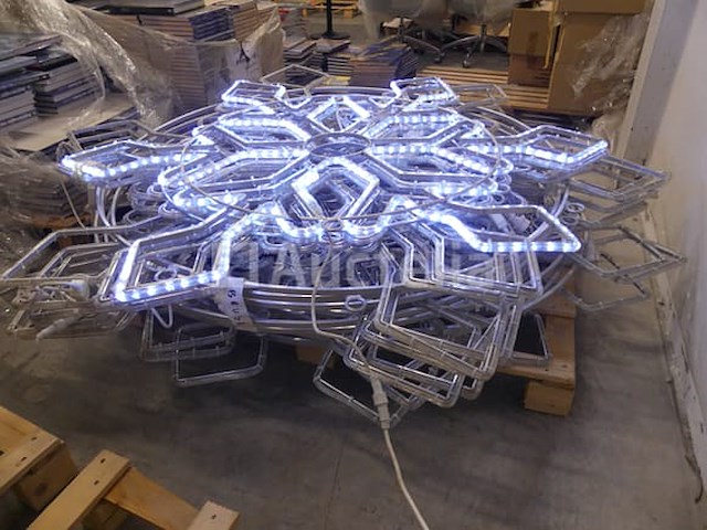 15 lichtversieringen (grote hangende sneeuwvlokken) - afbeelding 5 van  5