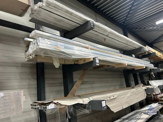 150 aluminium profielen. onder andere u-profielen met afmetingen 40x40x40x4 mm - afbeelding 1 van  3