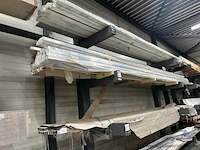 150 aluminium profielen. onder andere u-profielen met afmetingen 40x40x40x4 mm