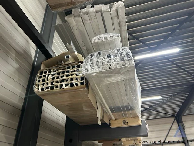 150 aluminium profielen. onder andere u-profielen met afmetingen 40x40x40x4 mm - afbeelding 2 van  3