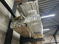 150 aluminium profielen. onder andere u-profielen met afmetingen 40x40x40x4 mm - afbeelding 2 van  3