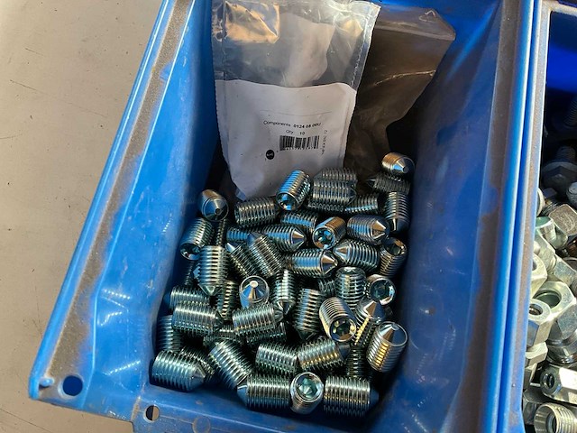 15,70 kg diverse bevestigingsmaterialen in stapelbare bak - afbeelding 3 van  13