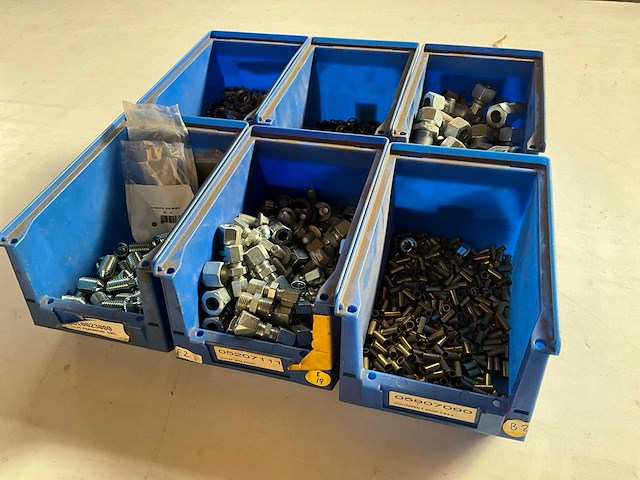 15,70 kg diverse bevestigingsmaterialen in stapelbare bak - afbeelding 4 van  13