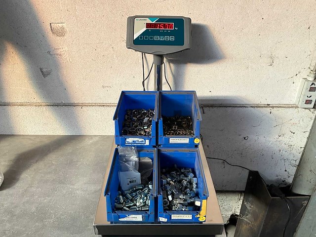 15,70 kg diverse bevestigingsmaterialen in stapelbare bak - afbeelding 1 van  13