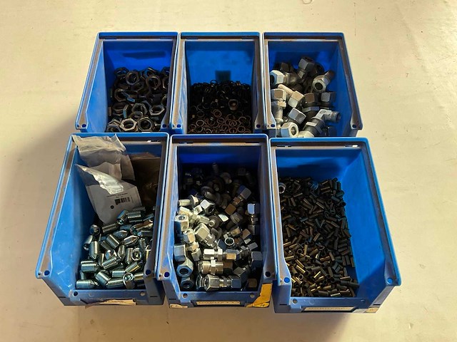 15,70 kg diverse bevestigingsmaterialen in stapelbare bak - afbeelding 9 van  13