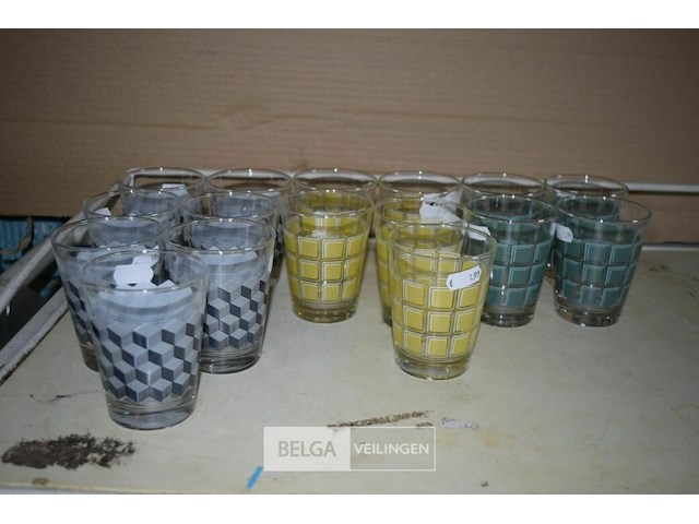 16 drinkflessen - afbeelding 1 van  4