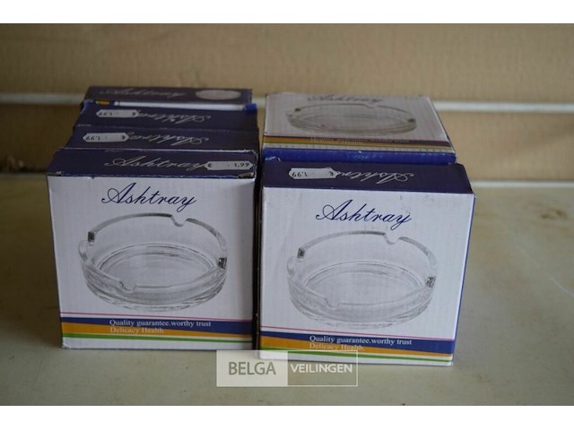 ±16 glazen asbakken - afbeelding 1 van  2
