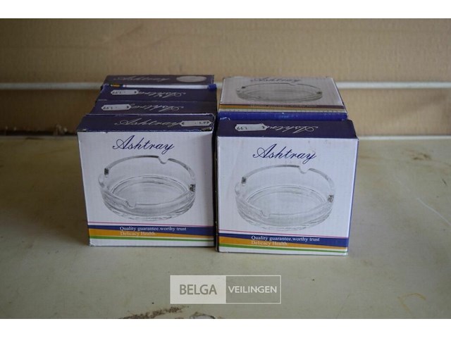 ±16 glazen asbakken - afbeelding 1 van  2