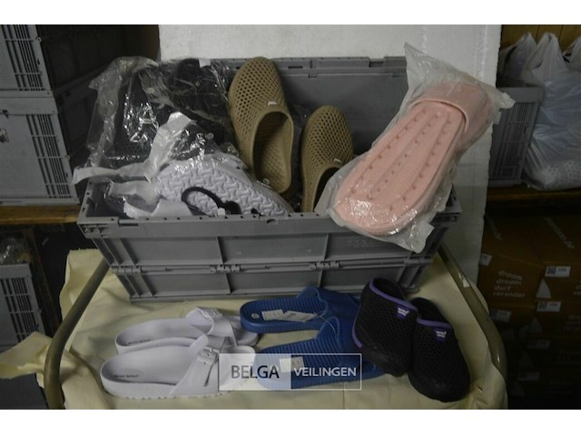 ±16 paar teenslipper div. modellen en maten - afbeelding 1 van  5