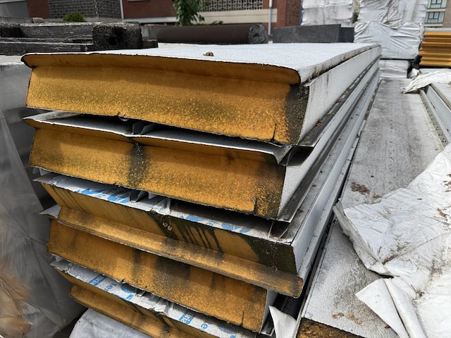 16 pallets geisoleerde dakpanelen - afbeelding 2 van  11