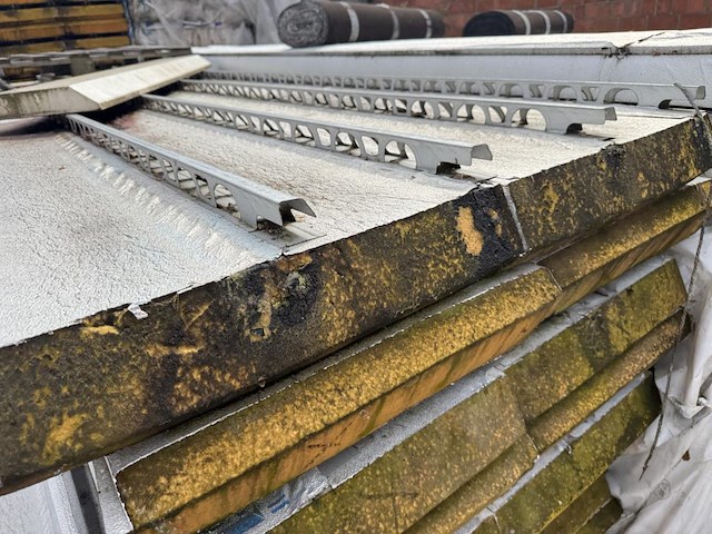 16 pallets geisoleerde dakpanelen - afbeelding 3 van  11