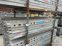 16 steigerplaten afix, lengte 2,57 m, maximale belasting 4,5 kn/m² (klasse 5).