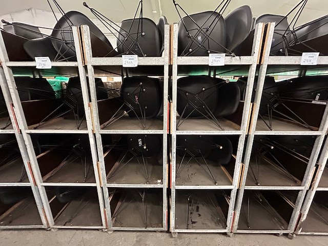 16 stoelen + 2 karren - afbeelding 1 van  9