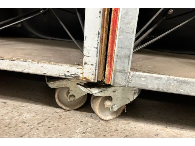 16 stoelen + 2 karren - afbeelding 9 van  9