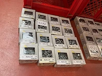 16 x dozen zelborende schroeven met afdekplaatje