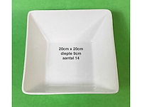164x diverse witte schalen en kommen + glazen kommen / alles opgeboregen in pvc-stapelbakken - afbeelding 7 van  10