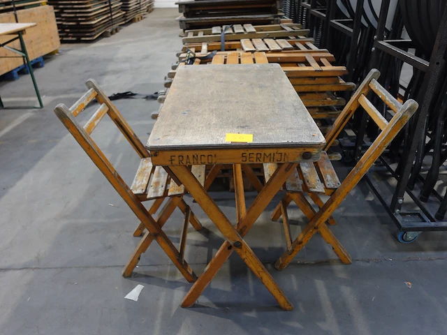 16x inklapbare houten tafel + 42x inklapbare houten stoel - afbeelding 1 van  5