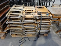16x inklapbare houten tafel + 42x inklapbare houten stoel - afbeelding 4 van  5