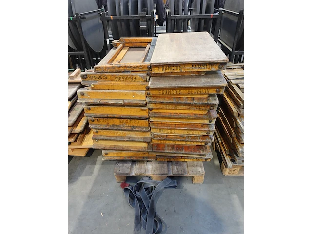 16x inklapbare houten tafel + 42x inklapbare houten stoel - afbeelding 5 van  5