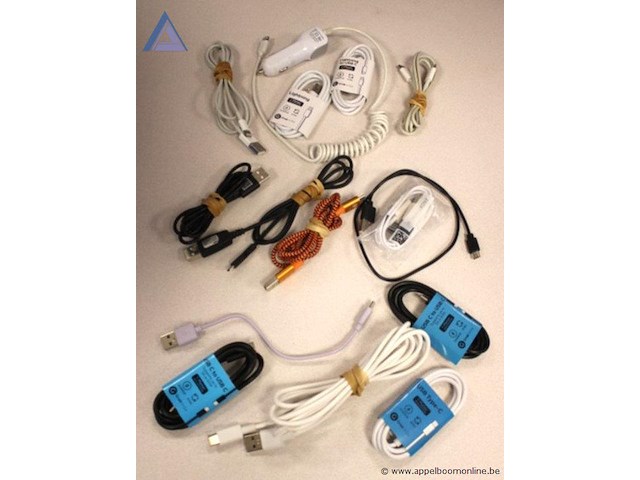 16x kabels en autolader, diverse types waaronder lightning, usb-c en micro-usb, deels nieuw in verpakking, werking niet gekend - afbeelding 1 van  1