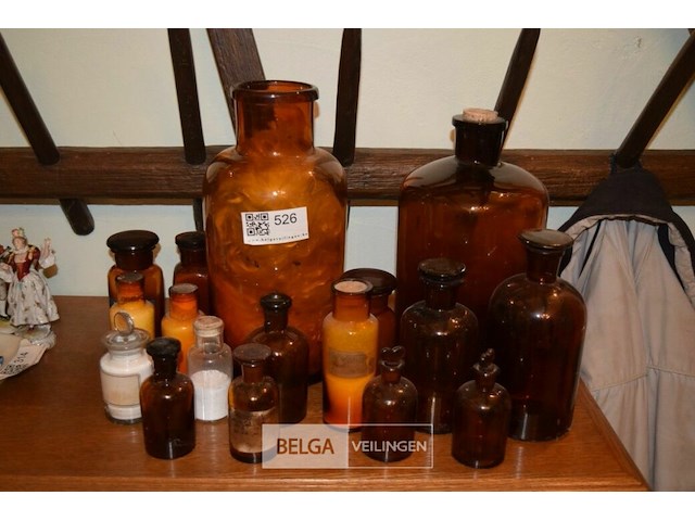 ±17 div glazen apotheekflessen - afbeelding 1 van  5