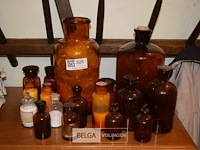 ±17 div glazen apotheekflessen - afbeelding 1 van  5