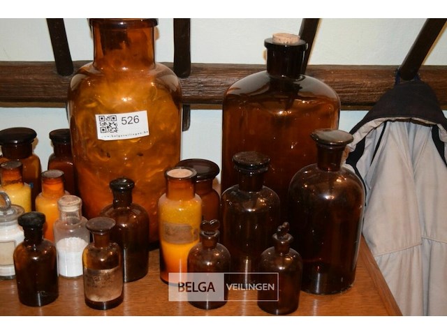 ±17 div glazen apotheekflessen - afbeelding 2 van  5