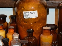 ±17 div glazen apotheekflessen - afbeelding 4 van  5