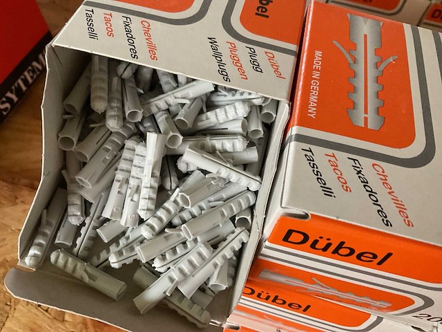 17 dozen pluggen - afbeelding 2 van  4
