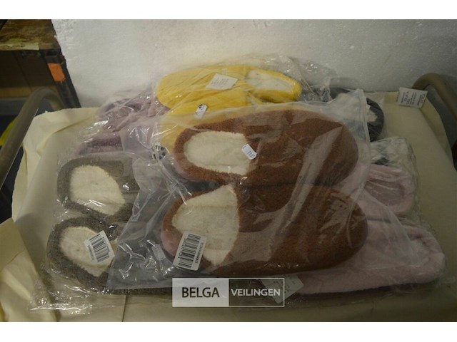 ±17 paar huissloffen div maten - afbeelding 1 van  3