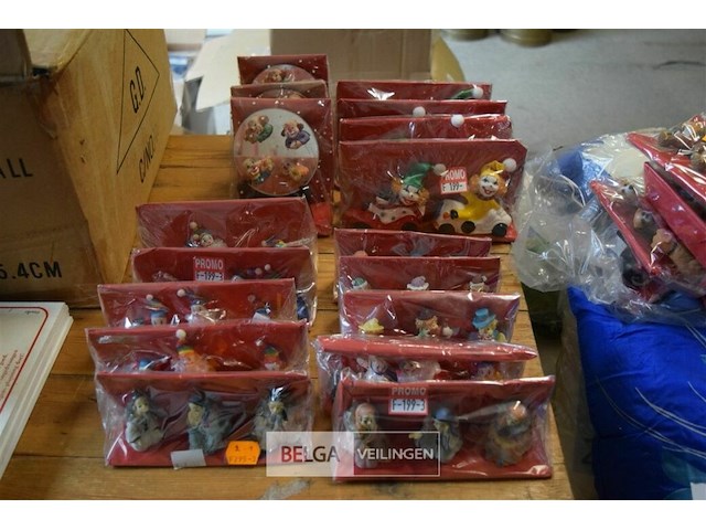 ±17 setjes clown beeldjes - afbeelding 1 van  8