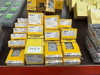 17 x dozen pluggen; cellenbetonnagel met kraag; metalen kozijnpluggen