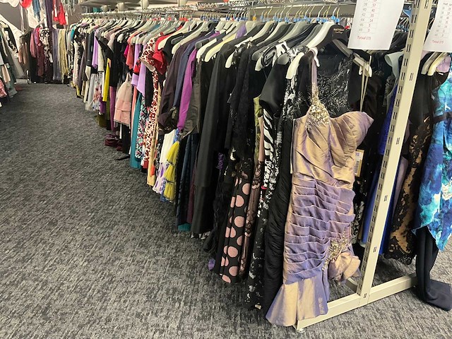 173 diverse cocktailjurken/sets (totaalprijs) - afbeelding 1 van  156