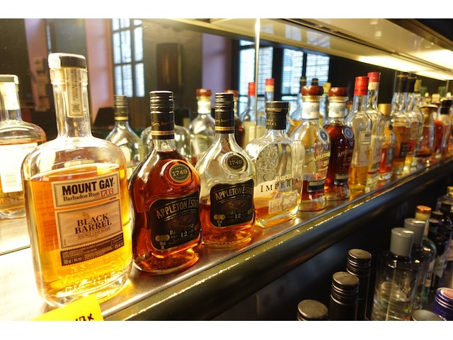 17x diverse flessen rum - afbeelding 1 van  6