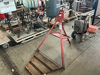 1/8 a2 pijpschroefbank op driepikkel - afbeelding 1 van  4