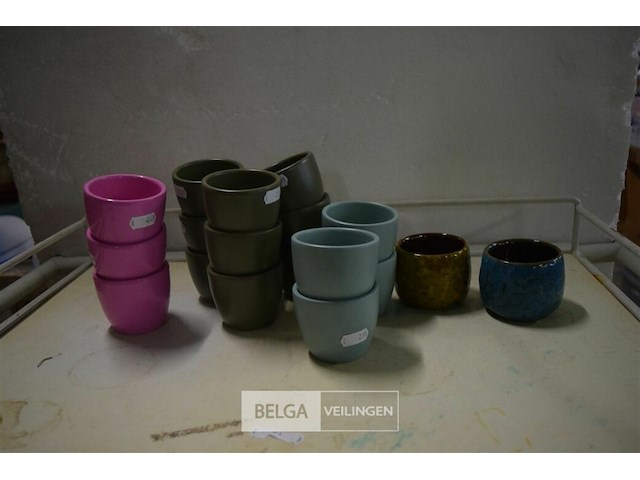 ±18 div kleuren mini vaasjes - afbeelding 1 van  4