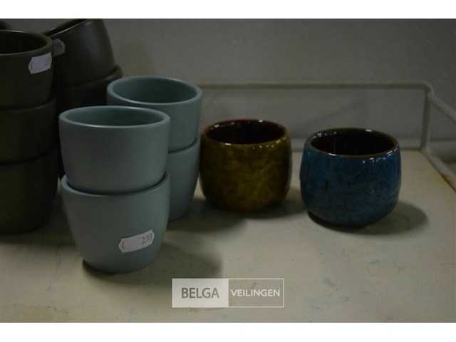 ±18 div kleuren mini vaasjes - afbeelding 2 van  4