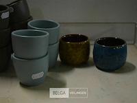 ±18 div kleuren mini vaasjes - afbeelding 2 van  4