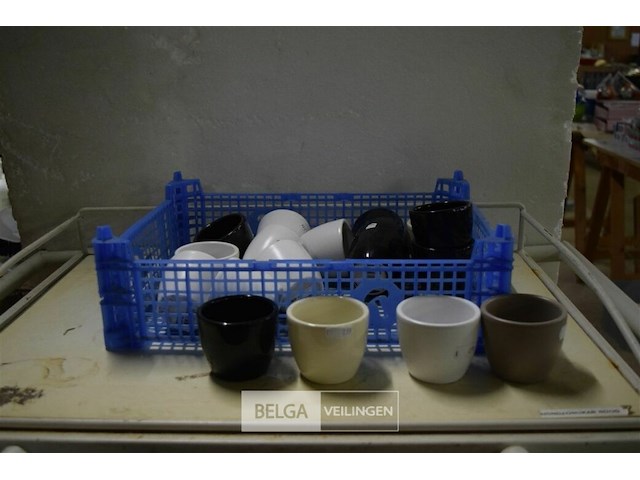 ±18 div kleuren mini vaasjes - afbeelding 1 van  3