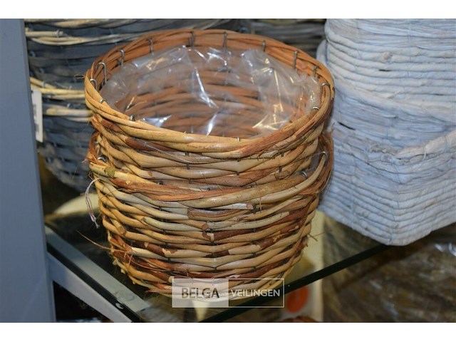 ±18 div maten rieten bloemmandjes - afbeelding 2 van  5