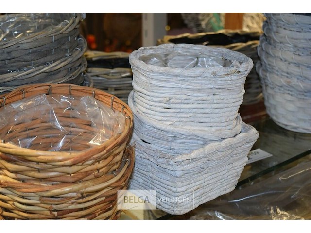 ±18 div maten rieten bloemmandjes - afbeelding 3 van  5