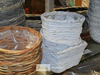 ±18 div maten rieten bloemmandjes - afbeelding 3 van  5
