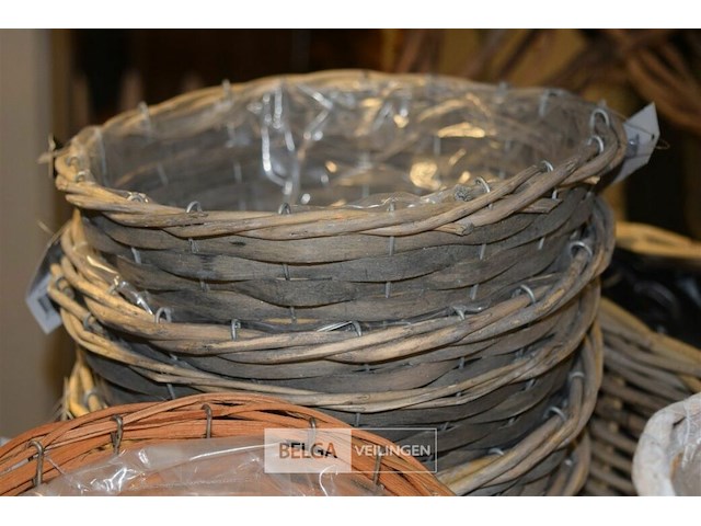 ±18 div maten rieten bloemmandjes - afbeelding 5 van  5