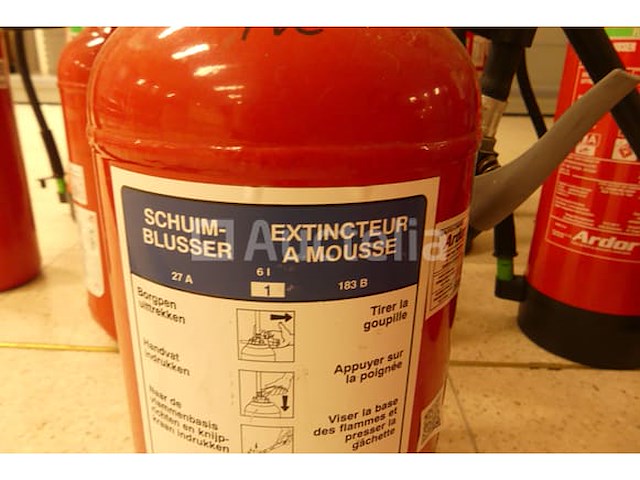 18 diverse brandblussers - afbeelding 1 van  9