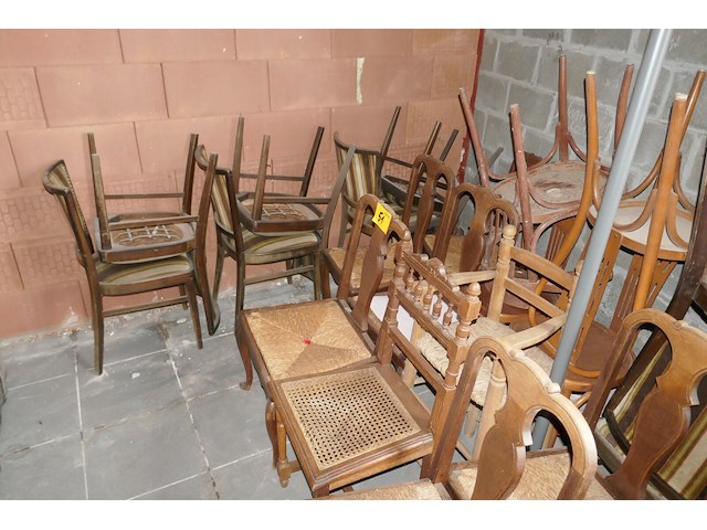 18 diverse houten vintage stoelen + oude koffers - afbeelding 1 van  5