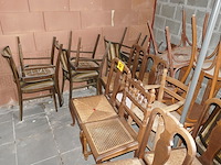 18 diverse houten vintage stoelen + oude koffers - afbeelding 1 van  5